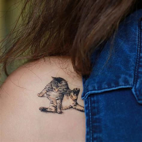 Book direct and you won't pay more than you should. Katzen Tattoos: 25 süße Tattoos für Katzen-Fans | Katzen ...