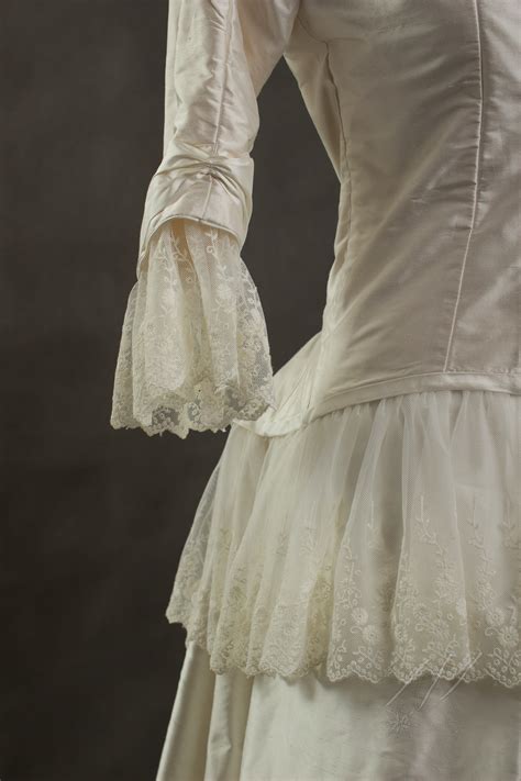 Ich färbe professionell alle synthetikkleider (polyester o. Brautkleid-Hochzeitskleid um 1880 mit Spitzenvolants