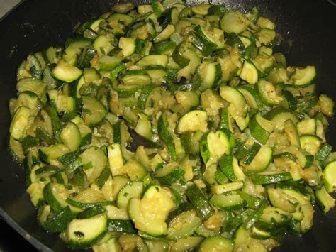 Scegliete delle centinaia di ricette su ricetta zucchine trifolate, ricette facili e veloci da preparare. Contorni: Zucchine trifolate