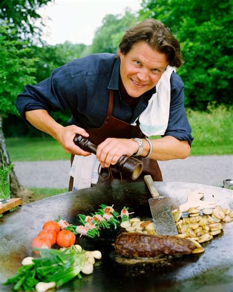 Han bor tillsammans med inese aleksandra bergs. Helenas enkla vardag: När man kommer på en idé.