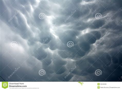 Dabei handelt es sich um ein seltenes naturphänomen. Mammatus Wolken Lizenzfreies Stockbild - Bild: 30246306