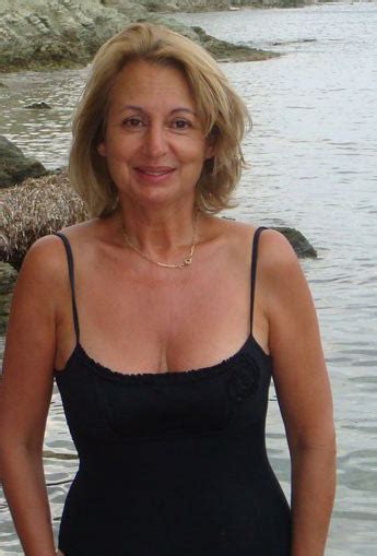 67,8% mature nymphomane détruite par un jeune étalon. Femme mure cherche homme