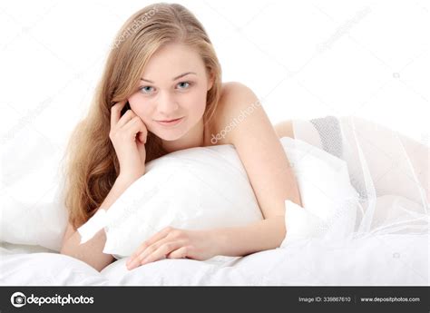 Alles übersichtlich auf ein blick und nach datum sortiert. Porträt Einer Ziemlich Sexy Blonden Frau Auf Dem Bett — Stockfoto © PantherMediaSeller #339867610