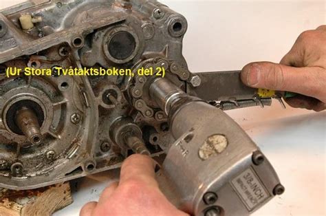 En farbror körde en motor i ett hörn utanför volvomuseet. Oljeläckage bakom svänghjulet på Yamaha FS1 - Experten
