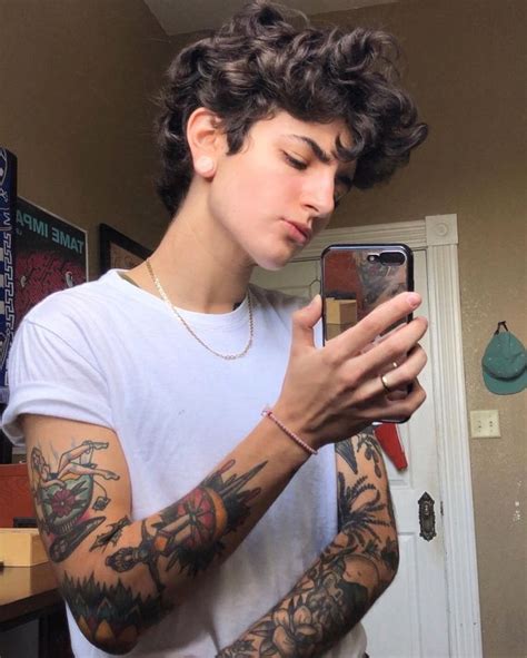 These 20 beautiful androgynous haircuts will inspire you. ᴘɪɴᴛᴇʀᴇsᴛ┊ᴄʟᴏᴜᴅxᴏɴᴇ ༉‧₊˚ in 2020 | Androgynous hair, Curly ...