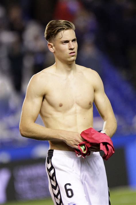 Marcos llorente moreno (spanish pronunciation: famousmales > Marcos Llorente