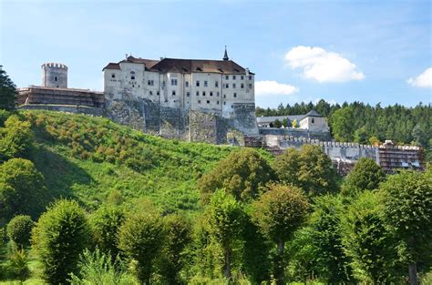 Hrad se nachází ve středočeském kraji a je druhou nejnavštěvovanější památkou na benešovsku. Kudy z nudy - Téměř 800 let dominuje krajině středního ...