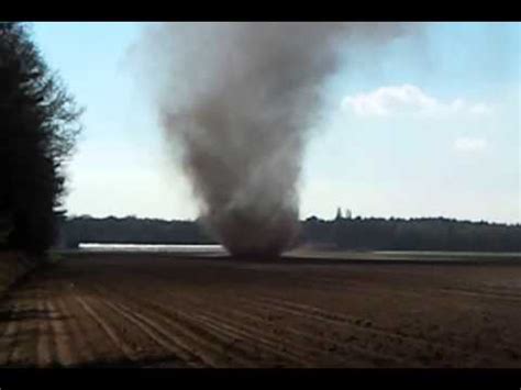 Ze komen het meest voor in het grensgebied tussen warme en koelere lucht. Windhoos video2013-04-28-16-00-35 - YouTube