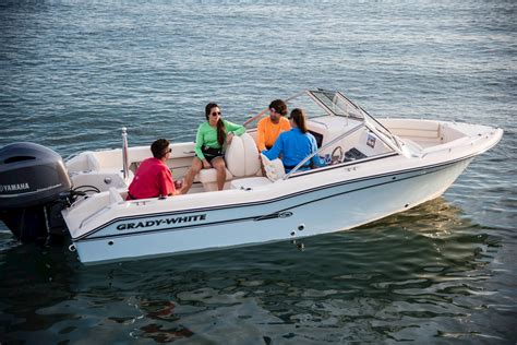 This fishing boat has plenty of space for all your gear. Grady-White | Freedom 192 Dual Console