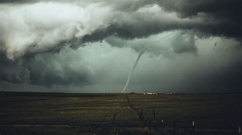 A tornádó időtartama néhány perctől néhány óráig változik. Tornádó Sárospataknál - nlc.hu