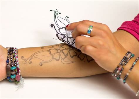 Henna tattoos are to go for in case you wish to try some designs before getting the same tattoo and not only. Henna City All-Natural Jagua Tattoo Kit - 1 Ounce, for ...