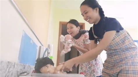 The standard baby bathtub is usually made from durable plastic. How to bath a baby? - YouTube