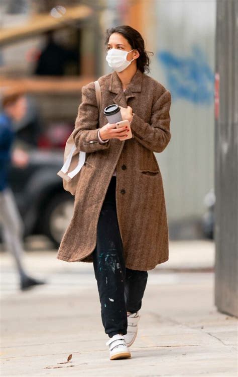 Katie holmes' new york city summer romance with emilio vitolo jr. Katie Holmes in a Tan Coat Was Seen Out in New York 01/05 ...