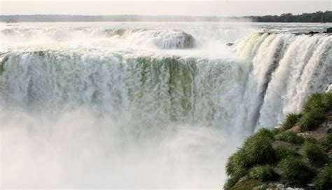 La linea di confine interessa la parte nord dell'argentina e quella sud del paraguay. Cascate di Iguazù, al confine tra Argentina, Brasile e ...