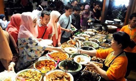 Dagang merupakan satu dari sekian banyak mata pencaharian yang dianjurkan oleh nabi muhammad saw sebab beradang atau usaha dagang mempunyai peluang tujuh kali lipat lebih besar untuk mendapatkan kekayaan jika dibandingkan dengan usaha lain. Usaha Lagi Lesu? Coba 7 Tips Jitu Agar Dagangan Laris ...