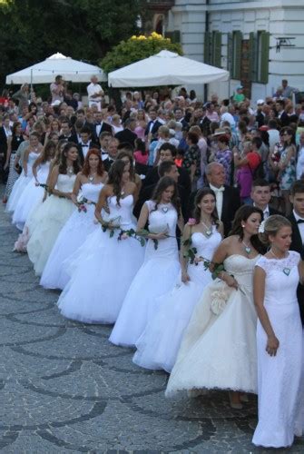 Hogy a bál estéjén minden rendben legyen. balaton.vehir.hu - Anna-bál - áll a bál