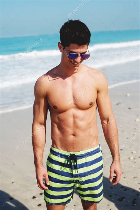 Escoge tu modelo de boxers favorito en los colores que prefieras y pídelos con despacho a domicilio o si prefieres, ingresa a la guía de compras retira en tienda para. Hombre sin camisa en la playa — Foto de stock ...