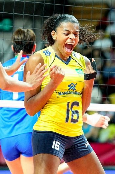 Os estados unidos chegaram a marcar o ponto vitorioso, mas zé roberto pediu desafio, e o vídeo. Osasco Voleibol: Fernanda Garay