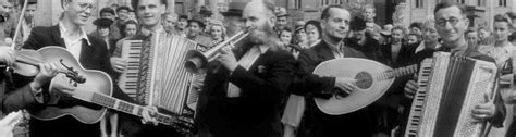 Chansons interdites (zakazane piosenki, 1947) de leonard buczkowski, la dernière etape (ostatni etap, 1948) de wanda jakubowska et la vérité n'a pas de frontières (ulica graniczna, 1949) d'aleksander ford. "Zakazane piosenki" - dokument życia społeczno-muzcznego ...