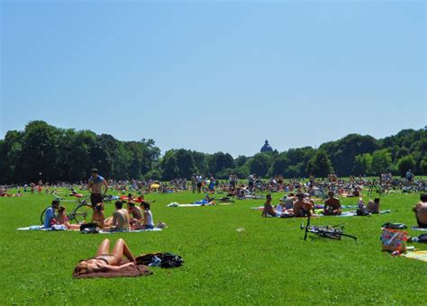 From a lake to pagodas and beer gardens, there's something for everyone. Englischer Garten in Munich - sateless suitcase