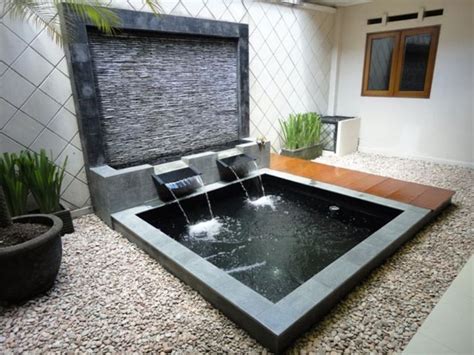Jika tidak ada ruang yang cukup di luar rumah, anda juga bisa membangun kolam ikan hias dengan konsep minimalis di dalam ruangan, yang tentunya akan membuat suasana rumah. 23+ Pilihan Taman Rumah Minimalis Untuk Inspirasi Anda ...