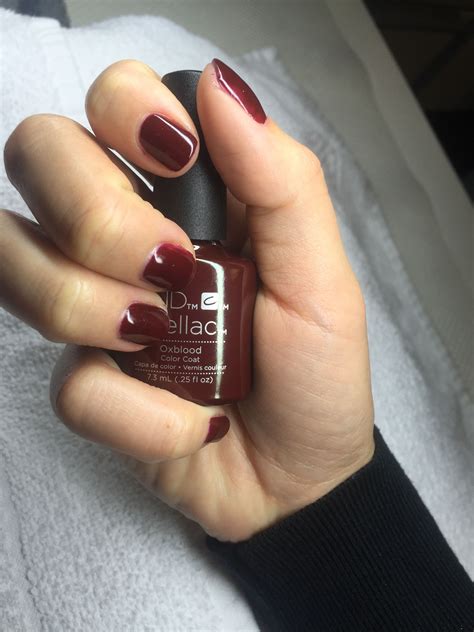 It is a remake of the chilea. Uñas Dramaticas Vino - Esmalte en color rojo es de la ...