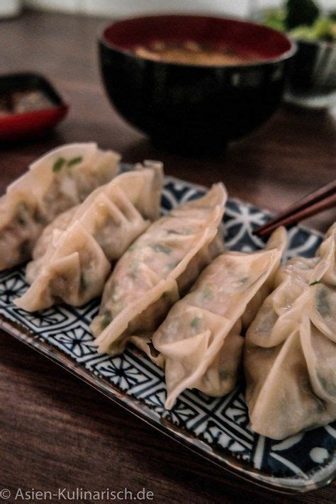 Auf den teigkreis mittig einen gehäuften tl füllung geben. Gyoza - Japanische Teigtaschen | Giapponese