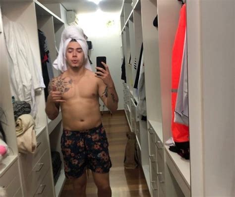 Um fã do youtuber whindersson nunes, identificado como rafael xavier, resolveu fazer uma tatuagem de seu ídolo na perna. Whindersson Nunes mostra enorme closet com direito até a ...