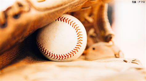 野球の起源は明らかではないのですが、イギリスの球技であるタウンボールがアメリカ合衆国に持ち込まれた後、変化し形成されたと考えられています。1830～40年代には原型が成立し、19世紀後半にはルールにも改良が加えられ現在の形になりました。 1876年にはアメリカでナショナルリーグが設立され、このころ日本にやってきたアメリカ人、ホーレス・ウィルソンによって野球は日本に伝えられたようです。 日本ではベースボールが伝えられた当初、「打球おにごっこ」と言う名で全国的に広まりました。 急速な人気の高まりから賛否両論が巻き起こることもありましたが、大学野球から高校野球・企業チームまで広がり、1936年にはプロ野球リーグ日本職業野球連盟が設立されました。 現在日本はアメリカに次ぐ「野球大国」と言われるまでになっています。 ちなみに、ベースボールを初めて野球と訳したのは「中馬庚」であり、数多くの野球用語を翻訳したのは「正岡子規」であると言われています。 オリンピック競技としては、2008年の北京オリンピック以来の採用となりました。その理由として、球技場の建設に多大の費用がかかることや野球の本場・メジャーリーグがオリンピックに協力的でないこと、ヨーロッパなどでの野球に対する熱が低いことが挙げられます。 日本ではその点に問題がなかったため開催が決定しましたが、今後継続して開催されるかは微妙なところとなりそうです。東京オリンピックで野球競技を目いっぱい盛り上げることが、今後に繋がることは間違いないので、期待をしたいですね。 東京オリンピック 野球の「最終予選」 再び延期に | NHKニュース