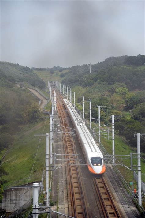 .第一航廈站 a13 機場第二航廈站 a14a 機場旅館站 a15 大園站 a16 橫山站 a17 領航站 a18 高鐵桃 場第一航廈站 a13 機場第二航廈站 a14a 機場旅館站 a15 大園站 a16 橫山站 a17 領航站 a18 高鐵桃. 高鐵延至屏東？恐花900億元、卻只比台鐵快9分鐘 - 中時電子報