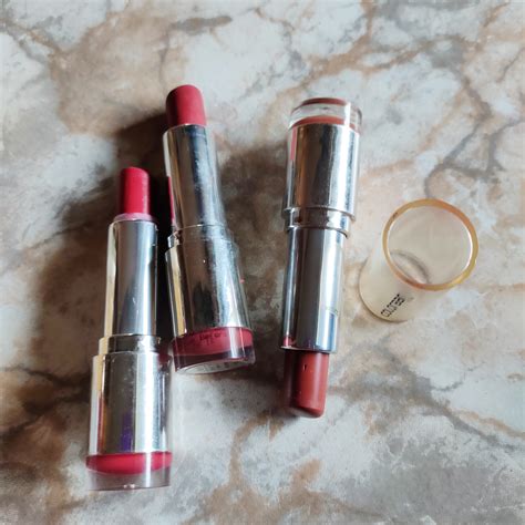 It is infused with vitamin e, jojoba oil, and shea butter that nourish your lips to. Colorbar Velvet Matte Lipstick Reviews, Ingredients ...