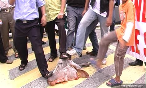 Mp dap jelutong sudah berani cakap 'kepala bapak' di parlimen.memang biadap betul. Calon BN Shah Alam akui hadir pada protes kepala lembu