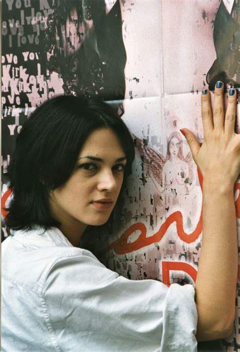 Asia argento's opus about a drug fuelled and lonely descent into hell; Asia Argento presenta Scarlet Diva 2000-15 | Visionario ...