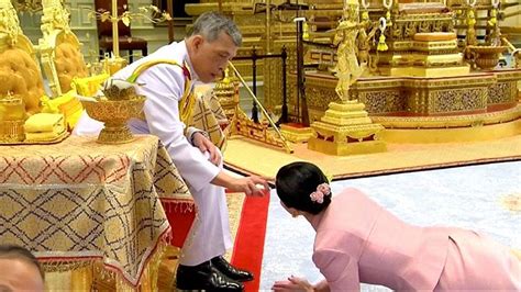 Raja thailand maha vajiralongkorn yang menjadi kontroversi karena karantina bersama 20 selir di raja thailand maha vajiralongkorn resmi dinobatkan sebagai pemimpin tertinggi monarki negara. Ini Sosok Ratu Suthida, Permaisuri Baru Raja Thailand ...