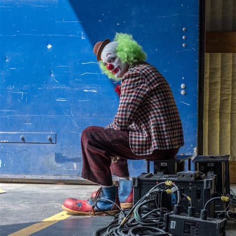 It also suggests that mental illness is one of the contributing factors to his villainous acts and behavior, which. 'Joker' Movie Extras Reportedly Pee on Train Tracks After ...