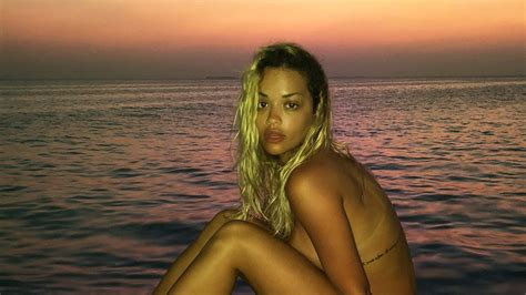 Außerdem einige geheimtipps zum fkk baden und nackt am strand liegen auf der insel. "50 Shades"-Star Rita Ora: Heißes FKK-Shooting am Strand ...