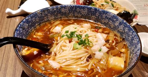 In all cases, the soup contains ingredients to make it both spicy and sour. Chinese hot and sour soup 酸辣湯 - How to make in 4 simple steps