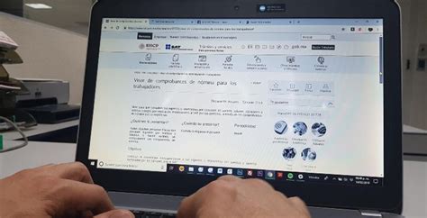 Puedes pagar con línea de captura en el portal bancario o directamente desde el portal del sat. ¿Quiénes deben presentar declaración fiscal anual?