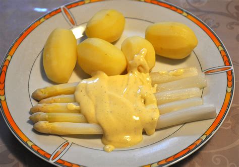 Hollandaise sauce (/hɒlənˈdeɪz/ or /ˈhɒləndeɪz/; Hollandaise aus dem Thermomix von phoenixxe | Chefkoch.de