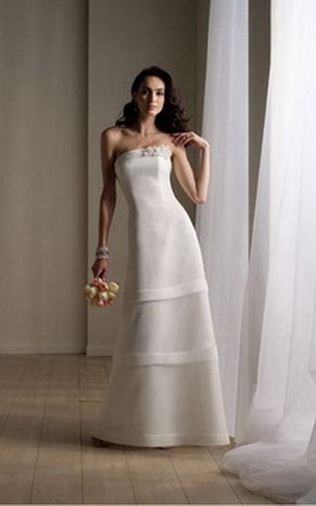 Colore bianco, avorio o pastello. Vestiti da sposa semplici ed eleganti