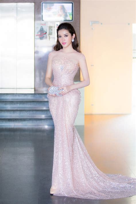 Trong bộ váy trắng tinh khôi, người đẹp hà thành khoe nhan sắc ngọt ngào, quyến rũ. Huyền My đang âm thầm soán ngôi Thần tiên tỷ tỷ của Đặng ...