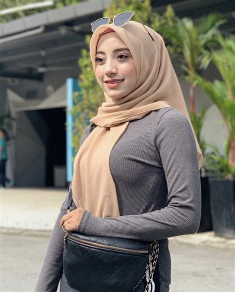 Jadi jangan di skip, happy watching and see you di next video loveyouuuu. Pin de Henri em Jilbab cantik em 2020 (com imagens) | Fotos