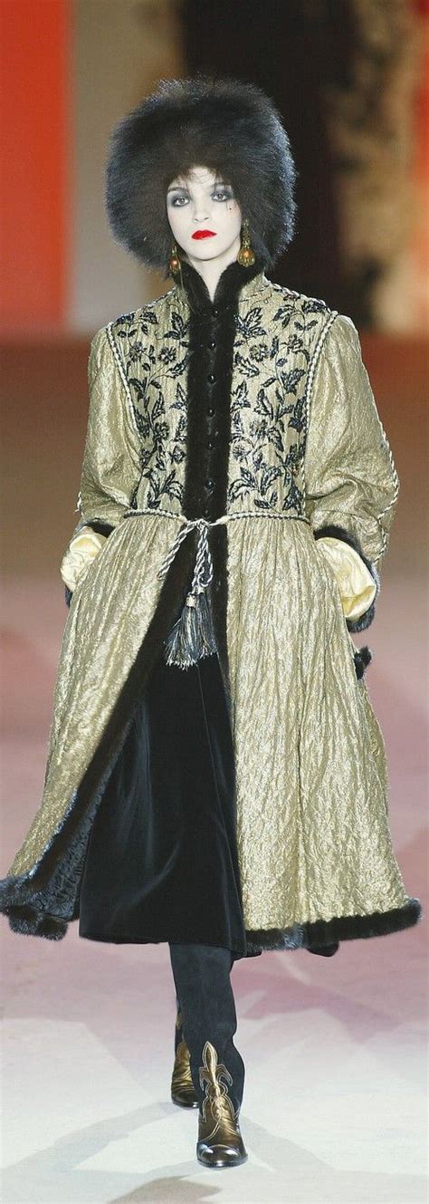 Yves saint laurent haute couture 1977. Yves Saint Laurent | Abiti