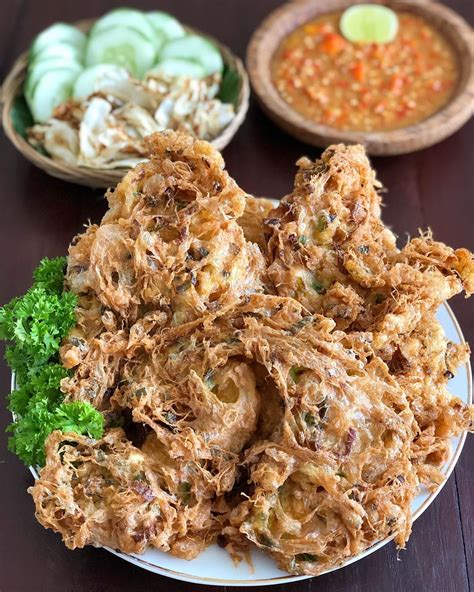It has spread across indonesian cuisine to the cuisines of neighbouring southeast asian countries such as malaysia, singapore, brunei and the philippines. Telur Dadar Buncis Dan Wortel / 237 resep tumis wortel ...