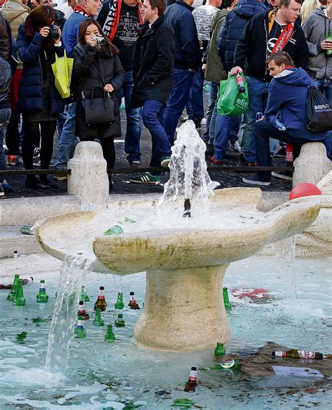 Feyenoord hooligans have destroyed a pub in delft yesterday. 'De hooligans hebben in Rome onze identiteit verwond' - NRC