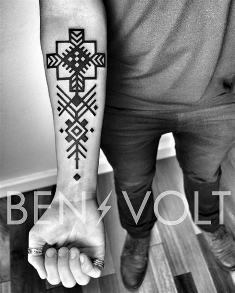 White ink tattoos create a lace like pattern on the skin, a beautiful piece of body art that can only be achieved by the best professionals. Ben Volt | Tatuajes mapuches, Tatuajes geométricos ...