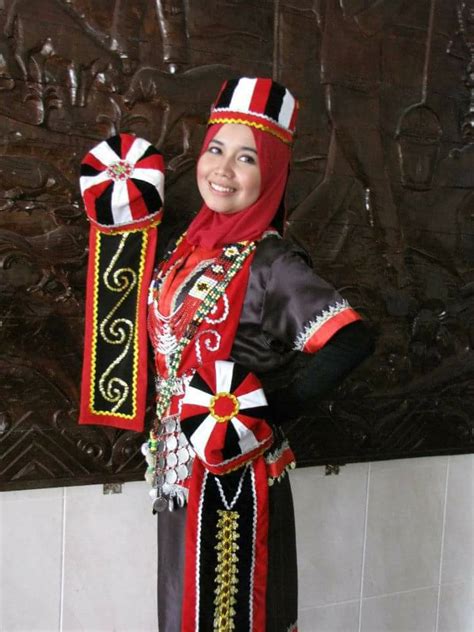 Orang iban adalah kaum yang paling utama di sarawak. Baju Tradisional Etnik Bidayuh - BAJUKU