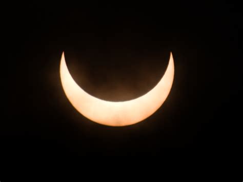 Měsíc přitom postupuje přes sluneční kotouč od západu k východu. Částečné zatmění Slunce 4. ledna. 2011