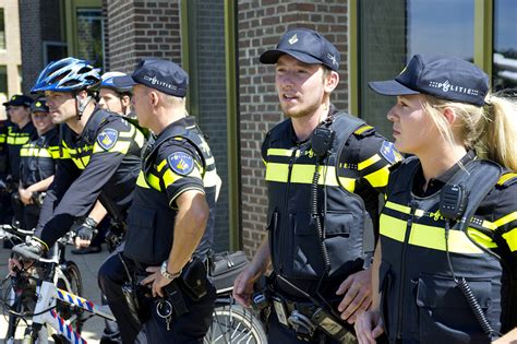 Viimeisimmät twiitit käyttäjältä politie nederland (@politie). Helmond » Nieuw uniform voor Helmondse politie | De weblog ...