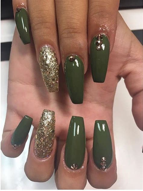 Select from premium emerald green of the highest quality. Pin by тrυυвeaυтyѕ🎯 on Nails | Gold nails, Green acrylic ...